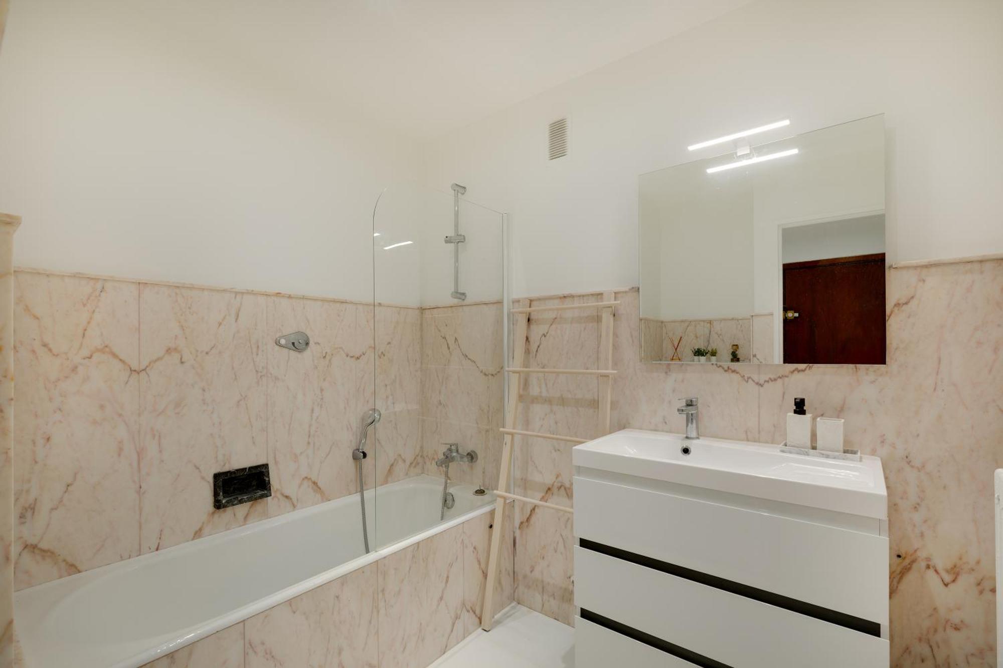 Newly Renovated Charming Downtown *